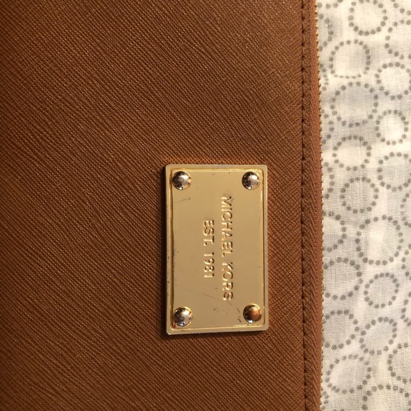 ⭐️ Michael Kors wallet/wristlet in Dark Tan - Picture 2 of 4